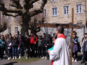 Vendredi Saint au Collège Notre-Dame et partage du bol de riz.